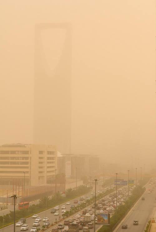kceperegrino's tweet photo. Something that Riyadh kids should be proud of! #Sandstorm #OnlyInKSA #SaudiKidsBeLike http://t.co/rVv7ixSqTi