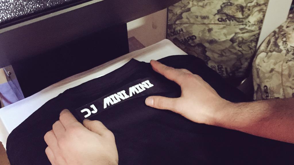 TheLowCloth's tweet photo. Trajabajando para @DjMiniMiniSpain #DJMINIMINI #TheLowCloth sacando mas prendas !! http://t.co/i1J1Fa9Jwi