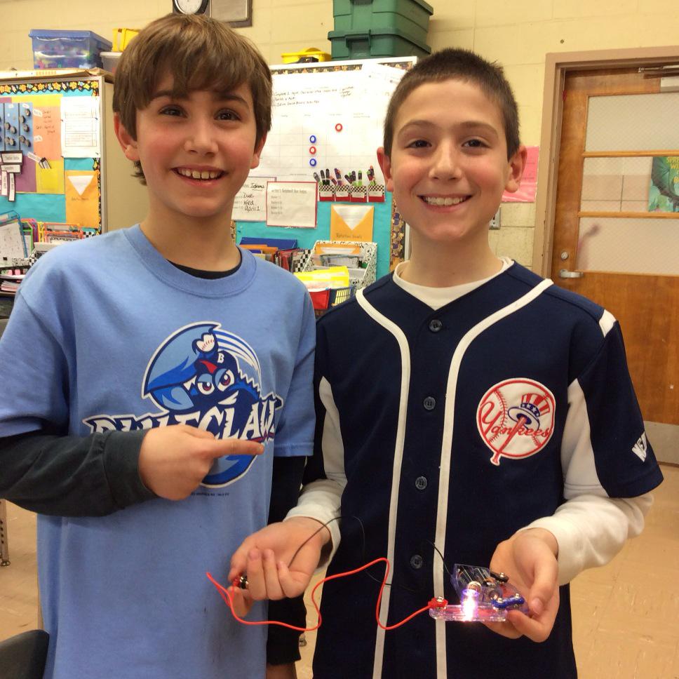 4th graders create circuits on own in Mrs. Borgatti's class #ftsdigitalday #stem