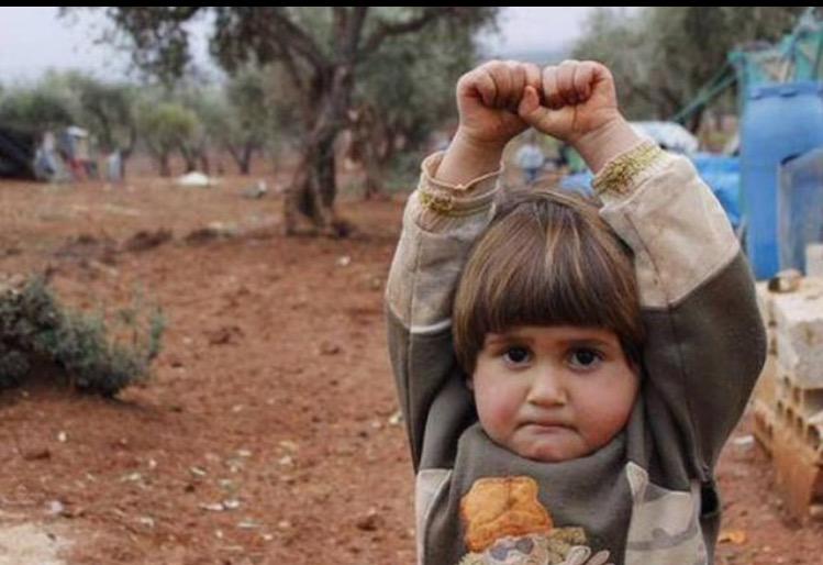 Fotoğraf makinesini silah sanıp teslim olan minik Suriyeli... Hepimiz utanalım bu dünyadan, insanlığımızdan...