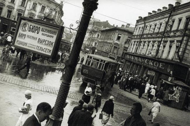 HistoryFoto's tweet photo. Мясницкие ворота после дождя, Москва, 1932 г. http://t.co/cvynF1PVzY