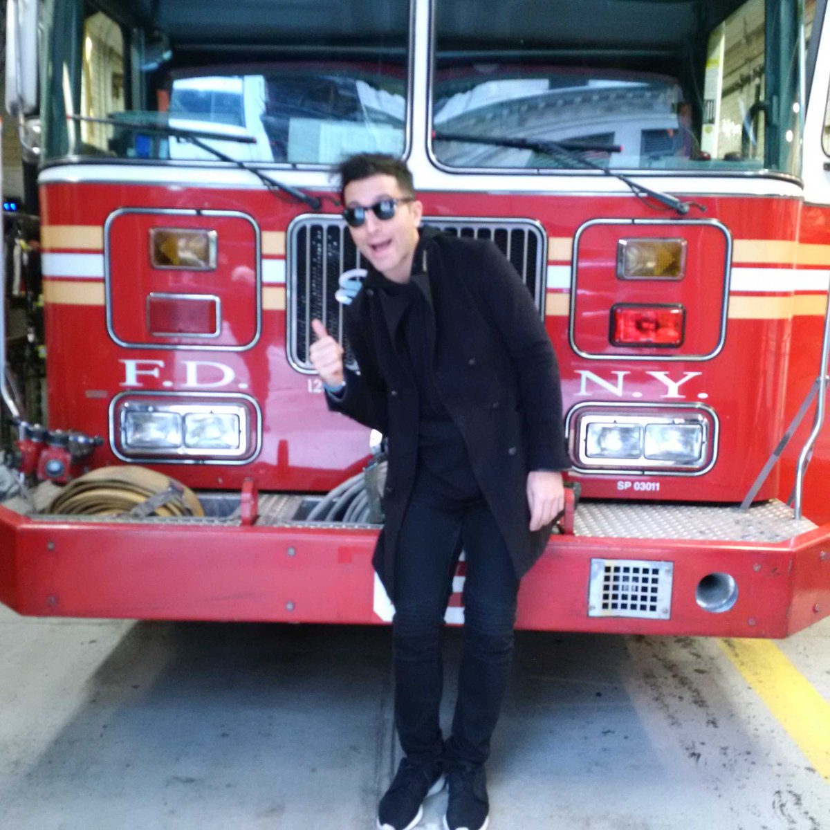 ralphieaversa's tweet photo. Loved giving free pizzas from @Chevrolet to @FDNY #Engine65 as they returned from a call. #NYsBravest #BestDayEver http://t.co/rZQxEujcCe