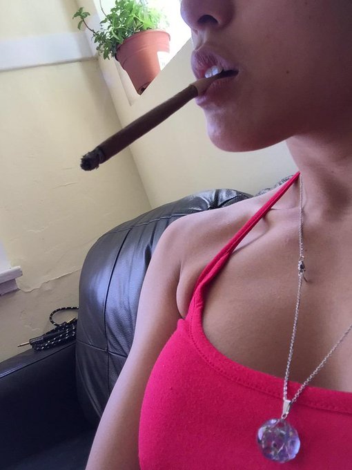 Relaxing before camming. http://t.co/NsPdteZs7D<a href="/tag/mvsales"class="tags"><span>#mvsales</span></a>