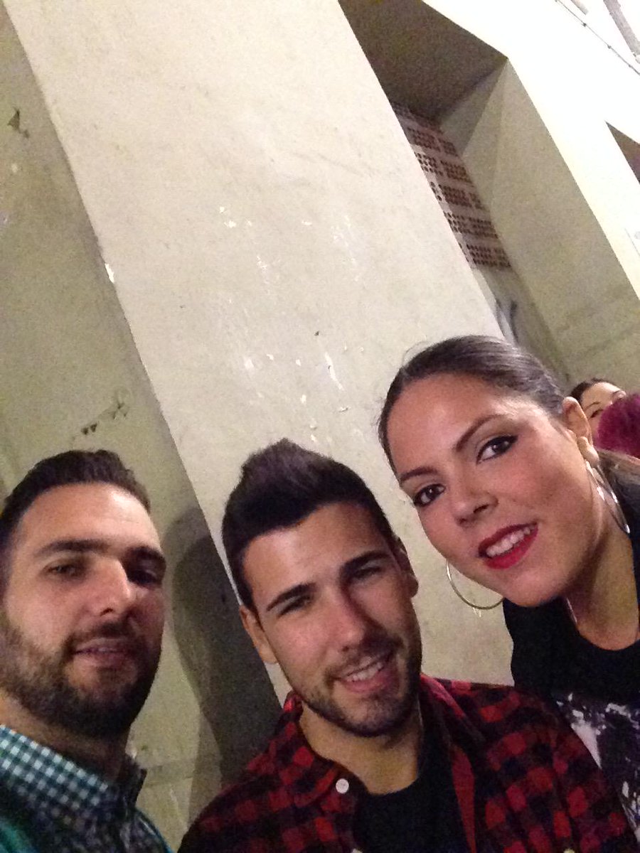 MCOVAZ's tweet photo. De miércoles santo con mi @alenc88 y @jcnavarro21 ¡os requetequiero! :) #semanasanta2015 http://t.co/wBUZKg7SEk