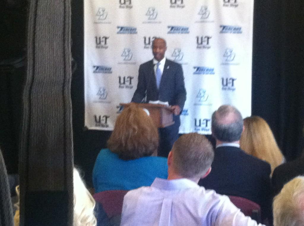 TODDSTRAINNBCSD's tweet image. Lamont Smith introduced as new USD head coach in front of packed house. Hear from coach tonight on #nbcsandiego #usd