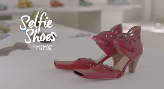 MejoresTwits's tweet photo. Zapatos para hacer selfies. Cada día más gilipollas. http://t.co/6exjcm9hRW