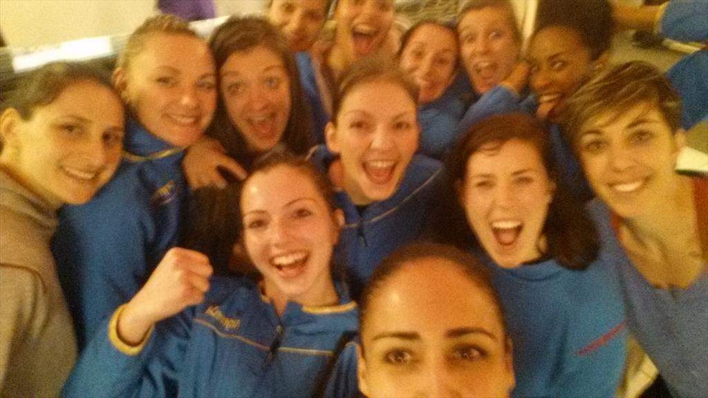Darahandebol2's tweet photo. Selfie da vitória ✌ 👍👭👭👭👭👭👭 http://t.co/SSTfbISH1D