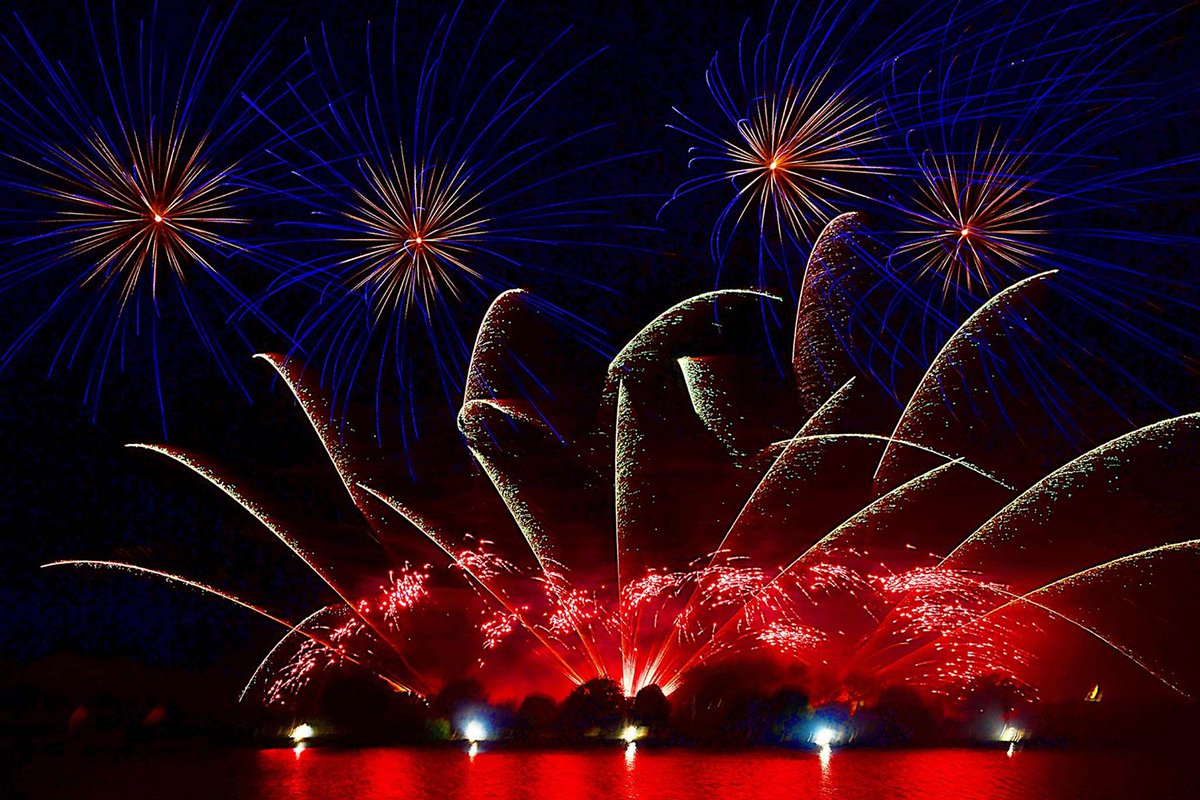 Komodofireworks's tweet image. A stunning picture from one of our displays #komodofireworks
