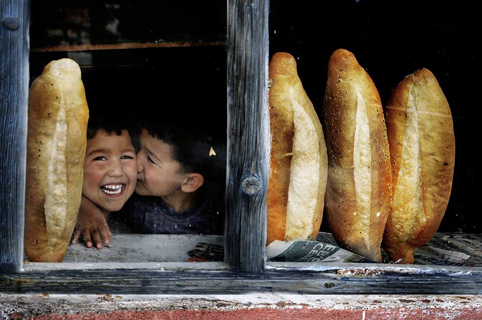 Kardeşlik;
Ekmeğini ikiye böldüğü zaman çoğunu sana,
azını kendisine bırakmaktır
 "