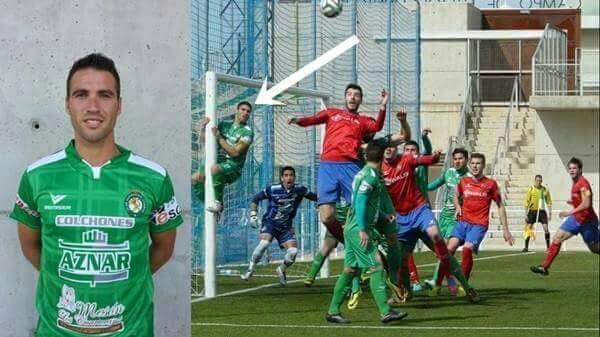 Rickghijs's tweet photo. "@GeniusFootball: Defending Level: 9999 http://t.co/fJdOQjPDte"@toby_DW