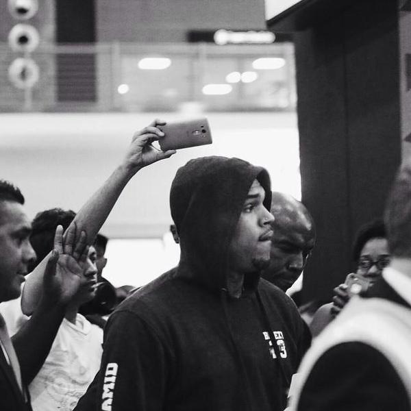 _cbspain's tweet image. OTRA GRAN IMAGEN de Chris Brown en el aeropuerto de Sudáfrica hoy. #TEAMBREEZY