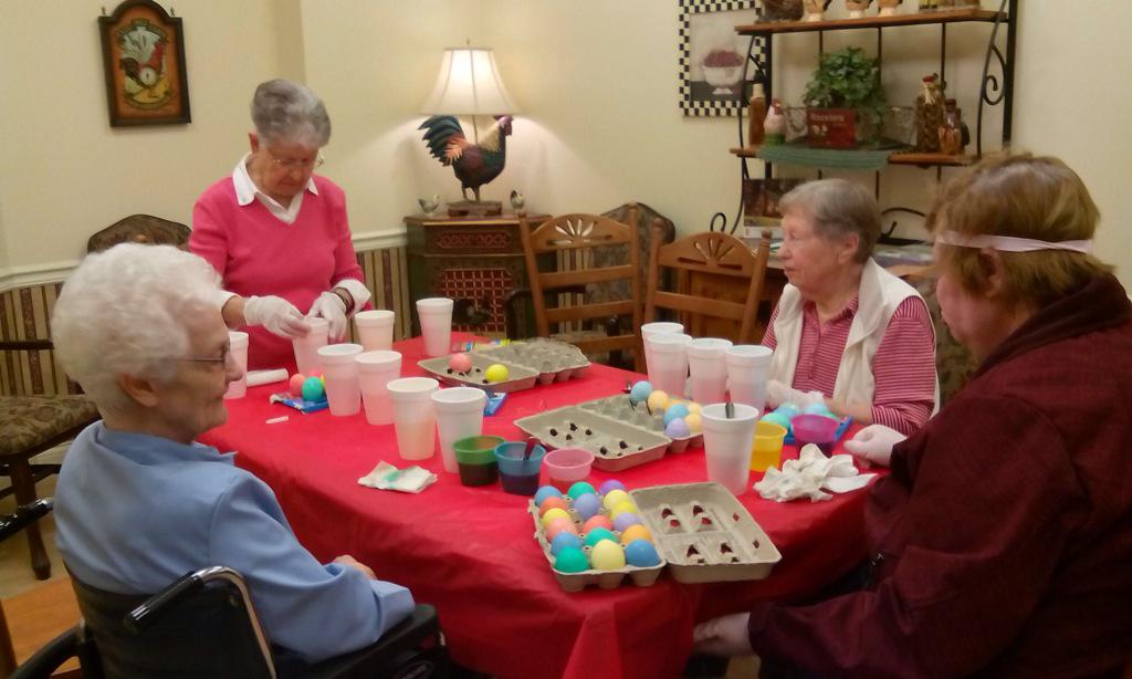 GodfreyMktg's tweet photo. Residents had fun dying eggs for the big Easter egg hunt! #FrontierCulture #Easter2015 @GodfreyLEC @fountainsgoded http://t.co/nstKzxWoJ3