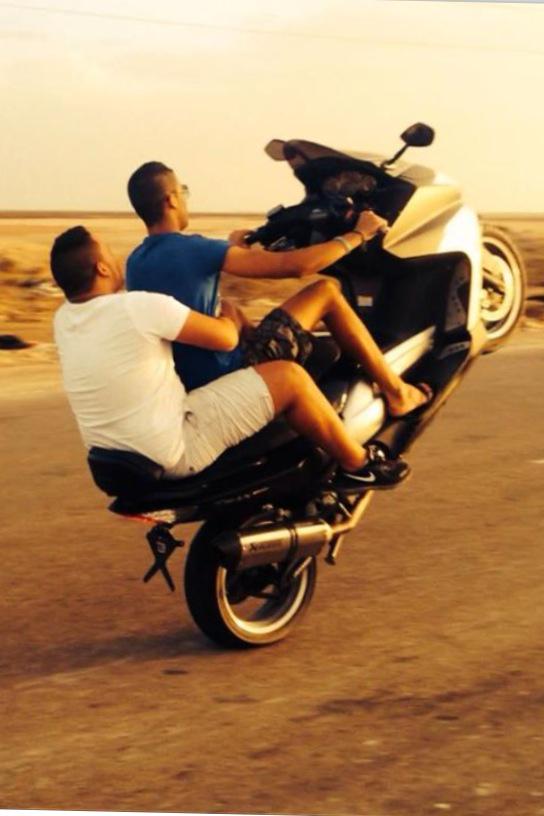 ellyessamg's tweet image. #houssem #family 👌✌️ sa lève le tmax comme si c'était un stunt mdr