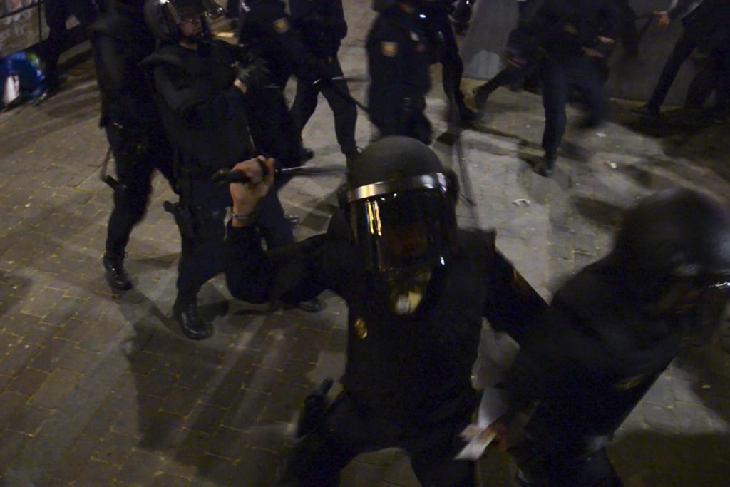 DisoImages's tweet photo. [VIDEO] Cargas y detenciones en una concentración de apoyo a los anarquistas encarcelados http://t.co/N0PrsoMLKM http://t.co/TV4SSgB8uZ