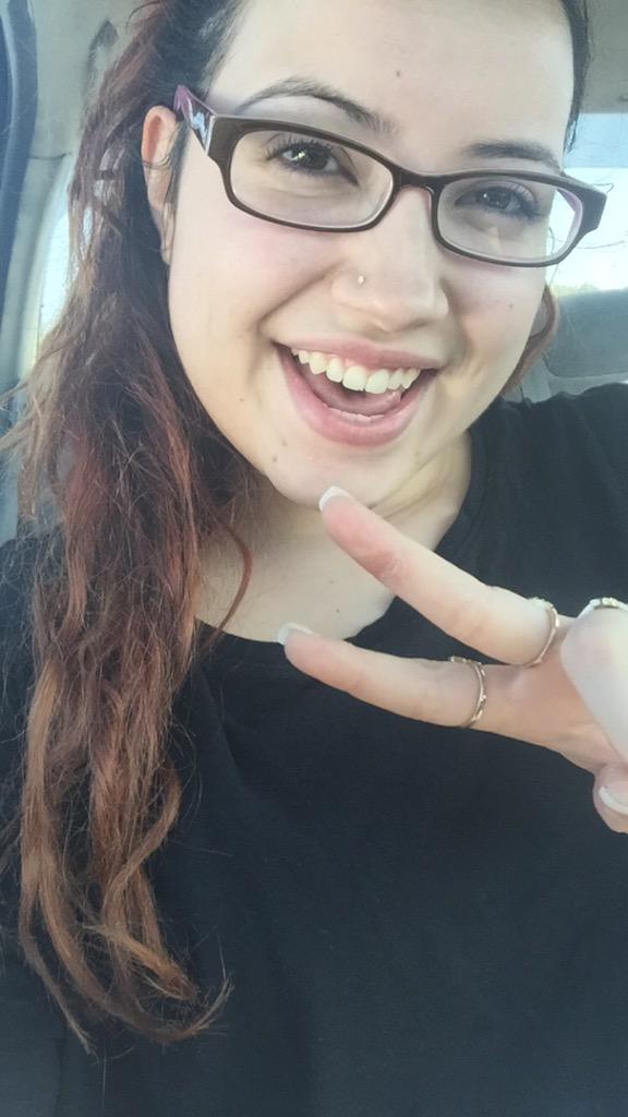 pelaez_sarah's tweet image. no makeup selfies 👽 #beforeclass