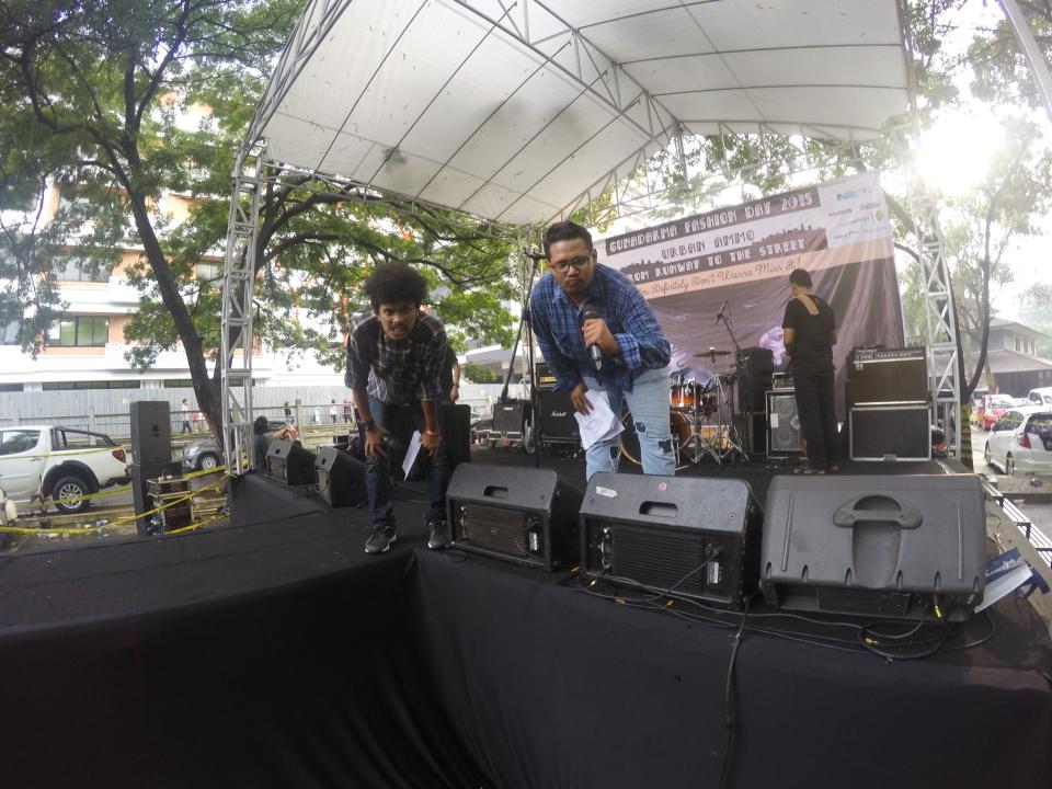 pinjemhero's tweet photo. Berikut MC dan para panitia @GundarFashionD yang selalu semangat meskipun sempat diterpa hujan. http://t.co/pdCQBoRhCc