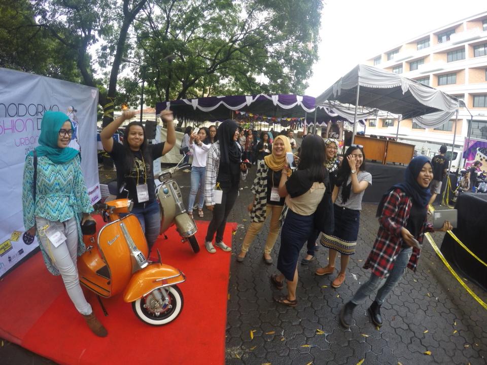 pinjemhero's tweet photo. Berikut MC dan para panitia @GundarFashionD yang selalu semangat meskipun sempat diterpa hujan. http://t.co/pdCQBoRhCc