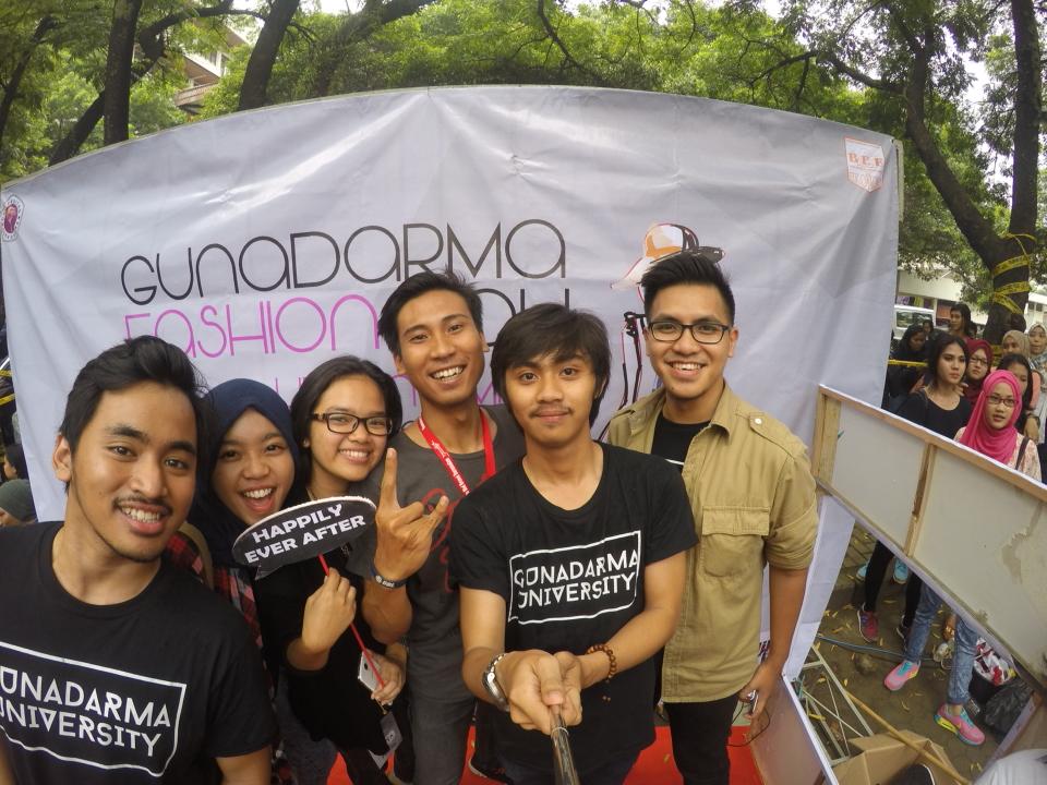 pinjemhero's tweet photo. Berikut MC dan para panitia @GundarFashionD yang selalu semangat meskipun sempat diterpa hujan. http://t.co/pdCQBoRhCc