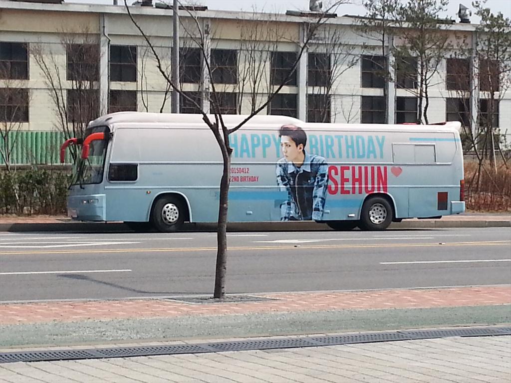 Osh__412's tweet photo. @sehun_union 대박 너무 예뻐요ㅠ.ㅠ 세훈버스 오자마자 다들 달려가서 사진찍었어요!! 기사님에게 반대쪽도 보여달라고 부탁드려서 유턴까지 해주셨다능!! 최고에여👍👍👍👍👍👍👍👍👍 http://t.co/PMhEgT9doG