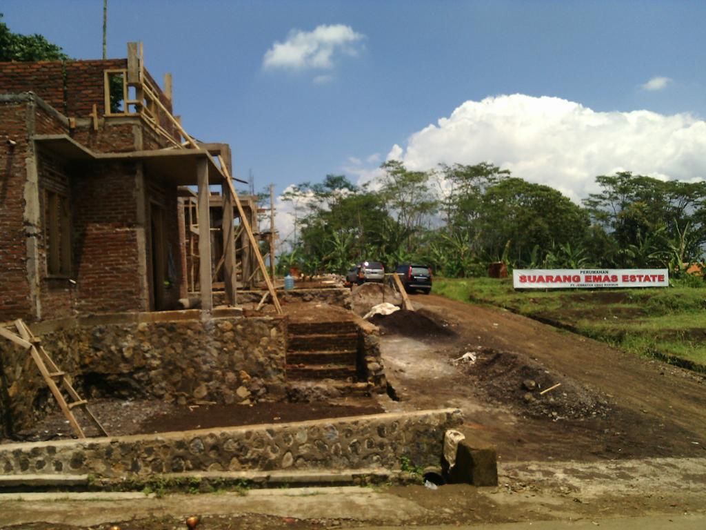 HRy29's tweet photo. Suarang Emas Estate 
Perumahan Cluster dikota Garut Jabar http://t.co/s9DkC1rFXp