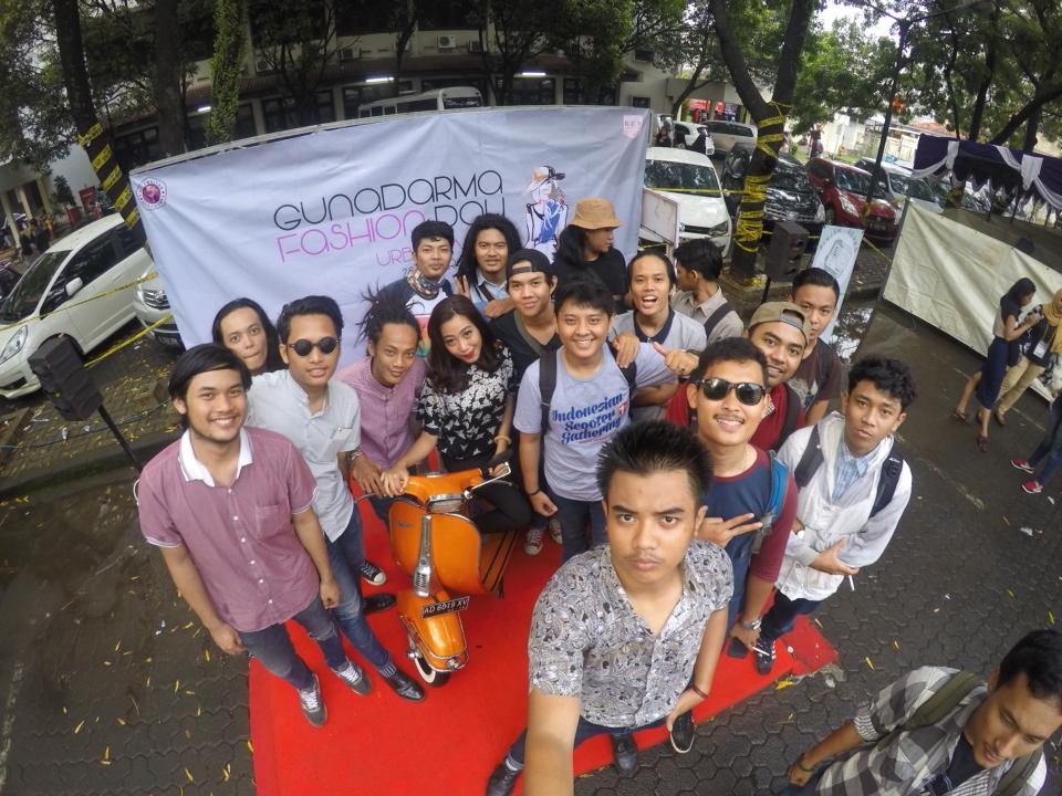 pinjemhero's tweet photo. @GundarFashionD diramein juga sama @vespa_gundar yang ikutan groufie di wall of fame. #vespa nya juga ikutan loh! :D http://t.co/EdKak35Os7