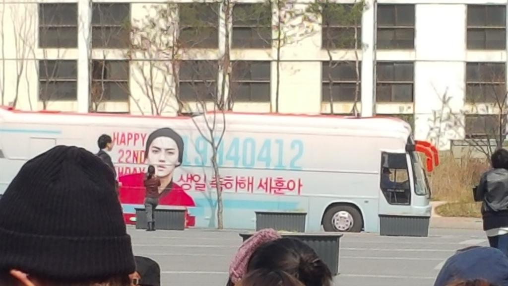 nuse94's tweet photo. @sehun_union 헐ㅠㅠㅠㅠ버스 너무예뻐요ㅠㅠㅠㅠㅠ더 가까이서 보고싶어여ㅠㅠㅠㅠㅠ이놈의 펜스ㅠㅠㅠㅠ http://t.co/pIGvmA51wW