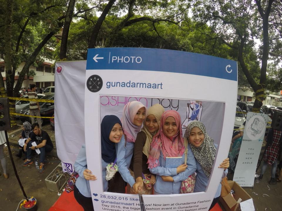 pinjemhero's tweet photo. Para bidadari cantik dari @wardahbeauty juga ga mau ketinggalan ikutan groufie ternyata di @GundarFashionD :3 http://t.co/ucXIHJspAR