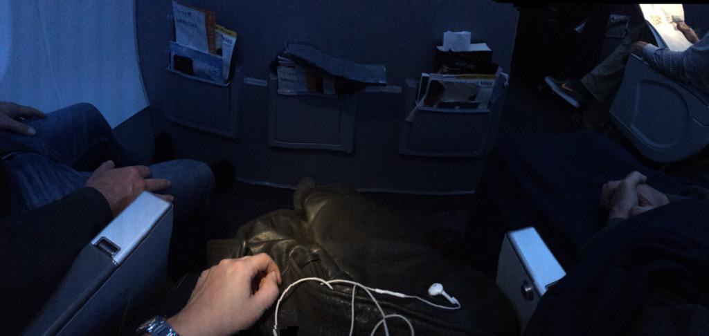 skeadasm's tweet photo. Someone should write a book about middle seat airplane etiquette. #UnitedAirlines #redeye #isthisreallife http://t.co/qe7a8rW3Wz
