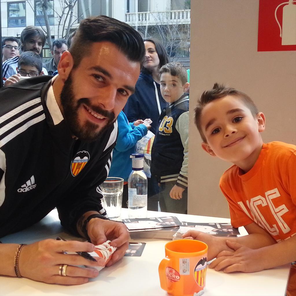 Raquel_escrich's tweet photo. Me encanta hacer feliz a mi sobrino!!esa carita de felicidad con su ídolo vale la pena :) Gracias!! @AlvaroNegredo_7 http://t.co/fy29Tq3279