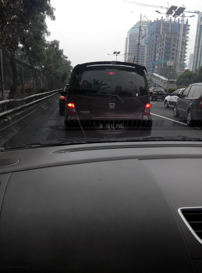 Edan gmn Sudirman ga macet dpn gw nekat bener sendirian keluar komdak <a href="/TMCPoldaMetro/">TMC Polda Metro Jaya</a>