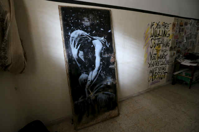 elsolde_mexico's tweet photo. #Cultura Estafan a palestino y vende una obra de #Banksy por ¡174 dólares!
http://t.co/gdRppHdPGl http://t.co/MOyZPFjuyr