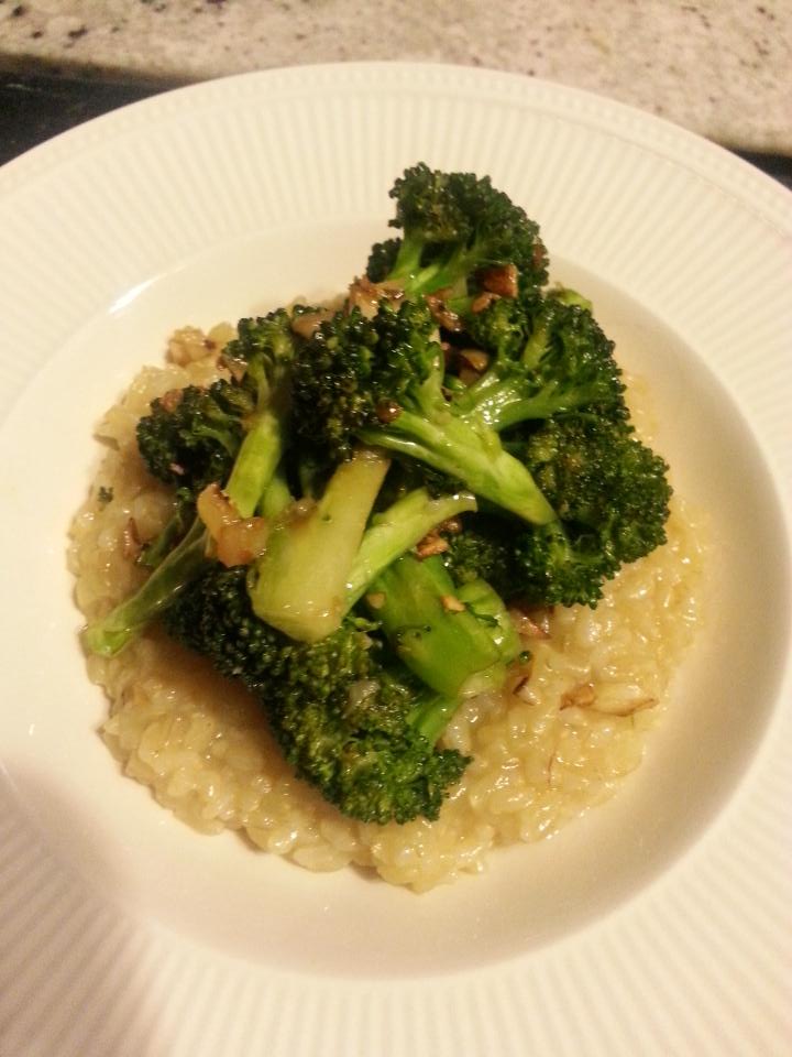 aaerdek's tweet image. #superbasic brown rice steamed broccoli sauteed in #garlic. Not pictured: #hotsauce prolly #crystalhotsauce