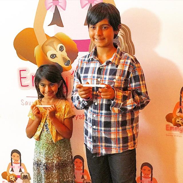 PetPure's tweet image. Our PetPure models sporting PetPure pen in their hands. Easy one handed teeth and gum clea… ift.tt/1F4XgCK