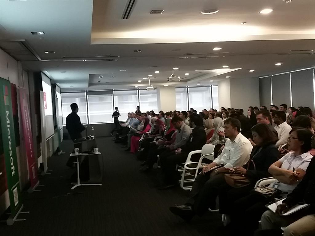 dehhui's tweet photo. #sqlserver2014 Tech Update just started full house! http://t.co/4cTd2LxpH7