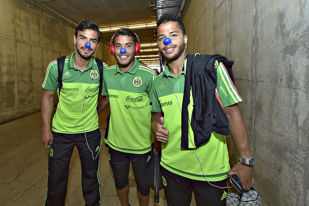 miseleccionmx's tweet image. Por cada nariz azul, una sonrisa aparece. Tu ayuda es muy importante: goo.gl/KMCRW9 #JugamosTodos