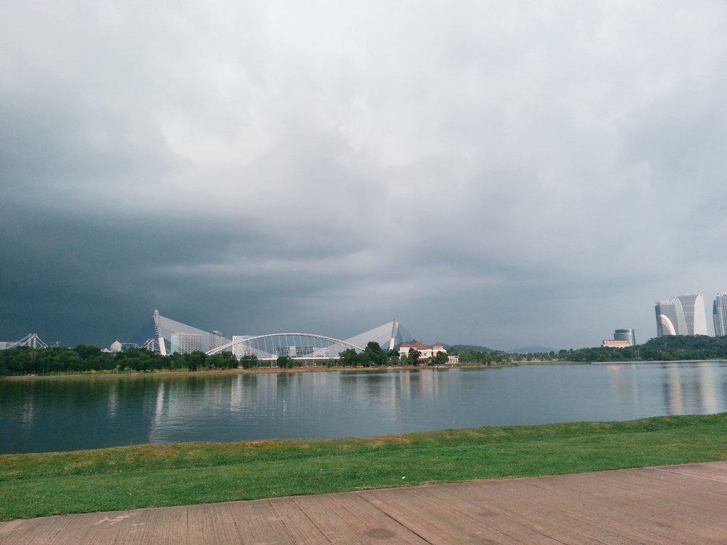limviviann's tweet photo. . fats crying. #cyberlake http://t.co/7kAIHorWeo