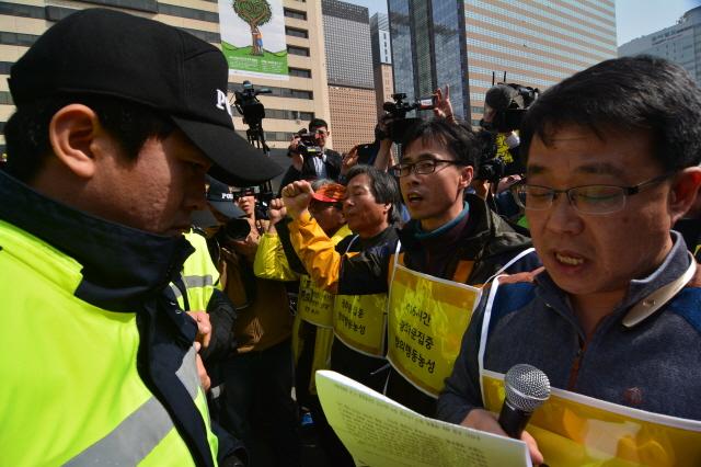 [팩트TV] “돈으로 능욕하는 배·보상절차 중단하라”…세월호 가족들 집단삭발 예정
goo.gl/JXYCw3
"진상규명 없다면 4조2천억 준대도 받지 않는다" 정부 시행령안 폐기 없이는…