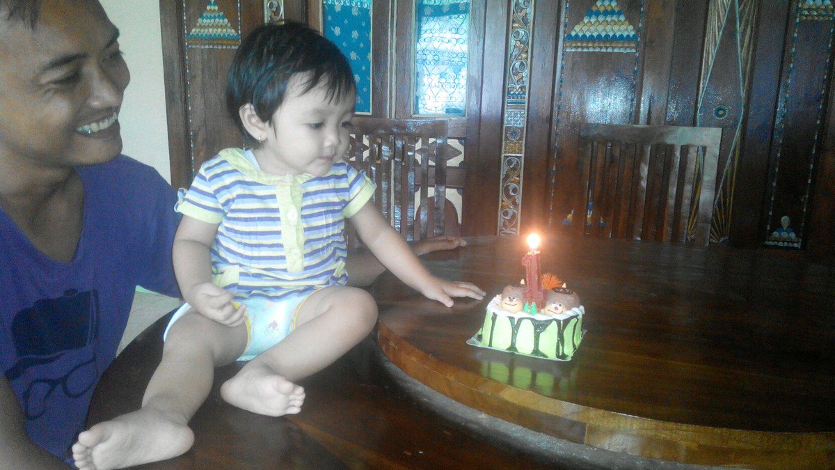 here_ipuk's tweet photo. Happy b'day putri kecilku najwa... We love u http://t.co/BCcl0O6VA0