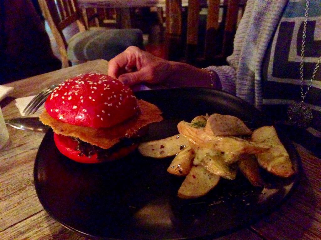 FilomenaCondesa's tweet photo. Hamburguesa en pan artesanal, cangrejo, costra de queso monster, cebolla caramelizada, rucula, ¡ Una Delicia ! http://t.co/Rgnm5NNzWM
