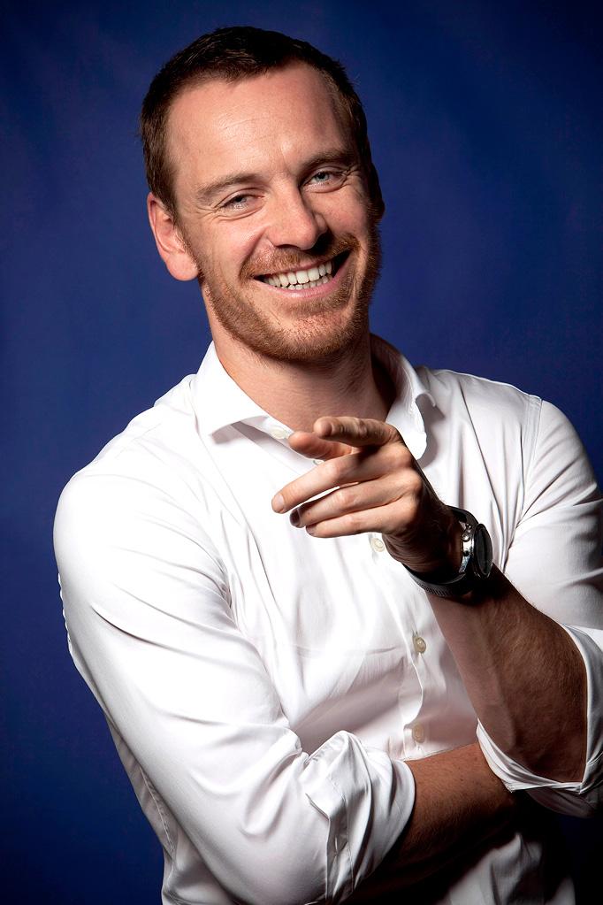 \"Mi tarta de cumpleaños es más grande que la tuya... y lo sabes\".
Happy Birthday, Michael Fassbender!!! 