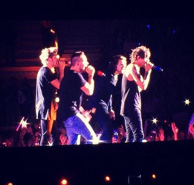 Rockinq1D's tweet photo. Last night was truly amazing i had thee best time of my life and nothing can top it!!!! I was so close to them!!! http://t.co/cixnHglEvN