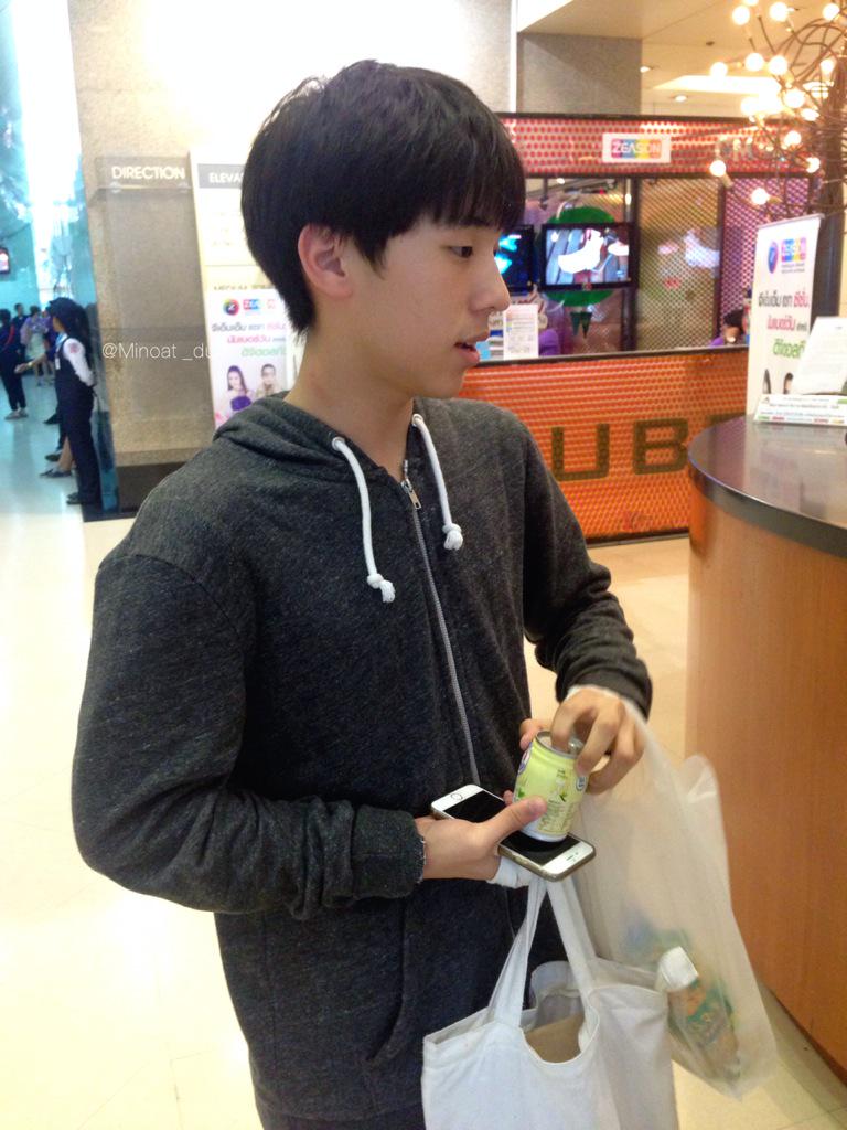 MinOat_duo's tweet photo. น้องมินน้องโอ้ตเข้าตึกละฮับบ 💙 #น่ารักกกกกกกกก @minthitipat @oattrttt #สู้ๆกับการทำงานนะหนู #LovesickReality http://t.co/SZwTEnZ7xO