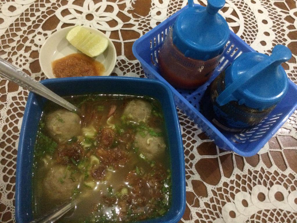 EfbiforKlinik's tweet photo. Sore2 gini pas gerimis, paling enak ngebakso di kantin @EfbiforKlinik . Pake lombo+jeruk. Nyamanna dottoro! http://t.co/8VQVig80kC