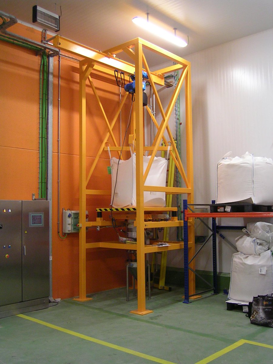Montemu_'s tweet photo. Almacenamiento materias primas #silos #tolvas #depósitos #contenedores #bigbags http://t.co/6VCdSZ6kQs