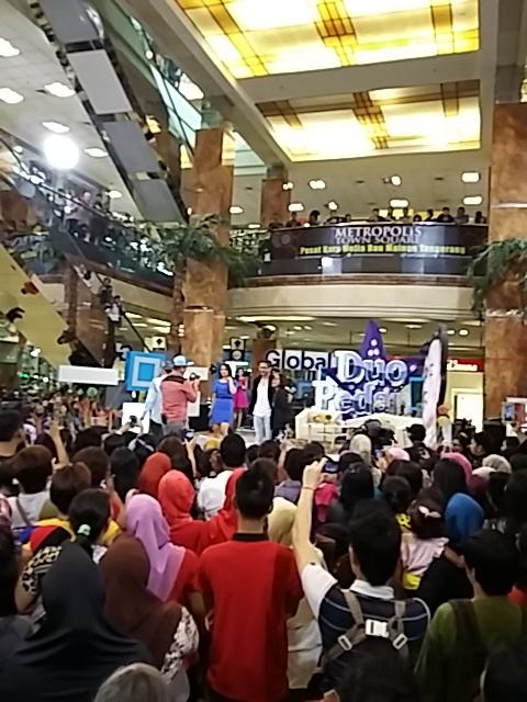 OfficialGTVID's tweet photo. Enak banget fans2 dapet pelukan mesra dr @pashaunguband & @kingnassar88 #DuoPedangGoesToMall #MetropolisTownSquare http://t.co/l3Kxgx5RiN