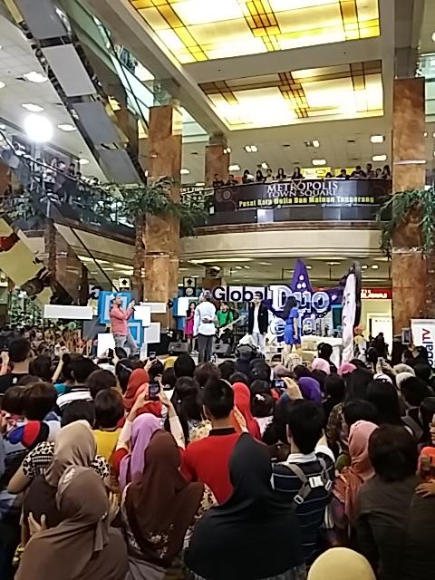 OfficialGTVID's tweet photo. Enak banget fans2 dapet pelukan mesra dr @pashaunguband & @kingnassar88 #DuoPedangGoesToMall #MetropolisTownSquare http://t.co/l3Kxgx5RiN