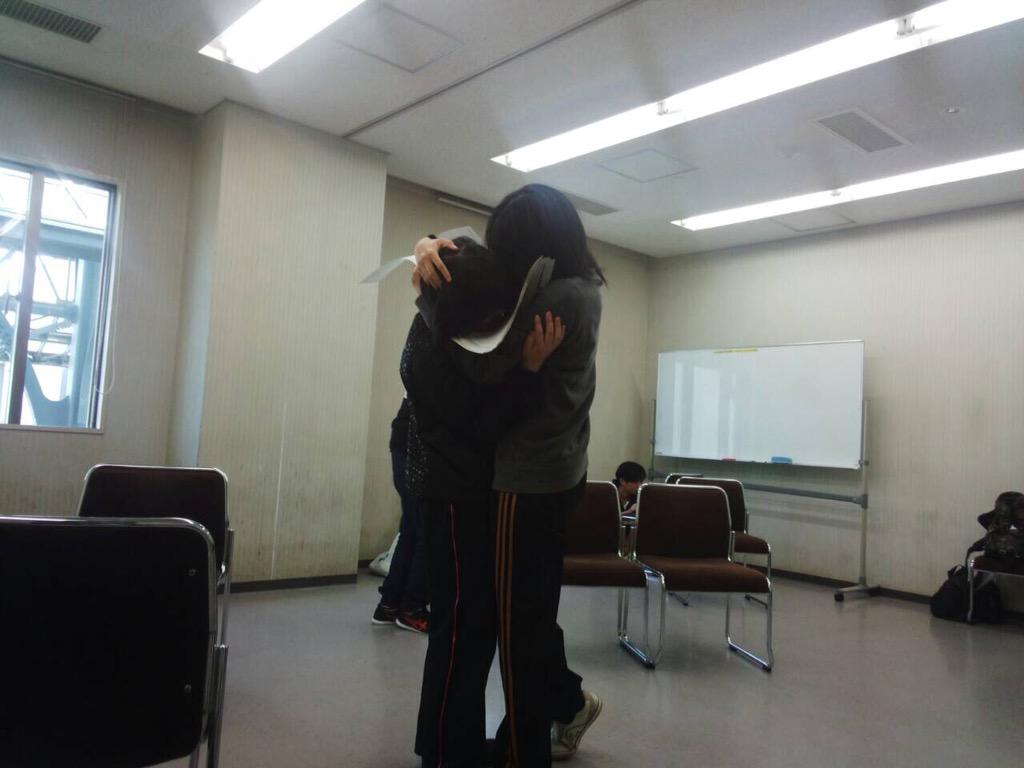 劇団時計 ただいま新歓公演の稽古中 意味深に抱き合う女子2人 演出 Http T Co Pshvv01syd Twitter