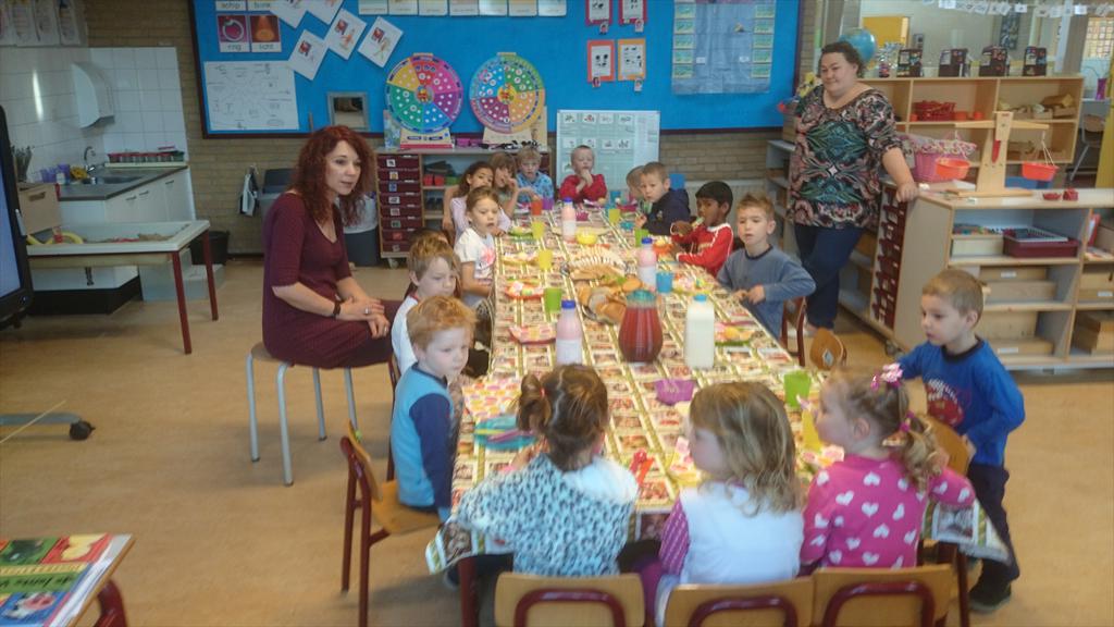 Genieten van een heerlijk paasontbijt in pyjama! Dank aan de ouderraad.