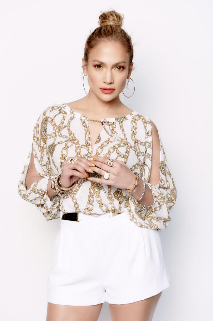 JLoTrueLove's tweet photo. "A closer look on @jlo's outfit on #idol wearing her fav gold bracelet from #endlessjewelry. She looks so amazing! 😍 http://t.co/UGbEeq9SOi"