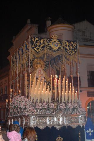 Jueves Santo en #Aracena. <a href="/VeraCruzAracena/">Vera Cruz Aracena</a> baja desde el Castillo en su espectacular estación de penitencia